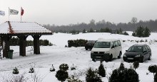 Bezpłatny, duży i odśnieżony parking tuż przy trasie i restauracji.