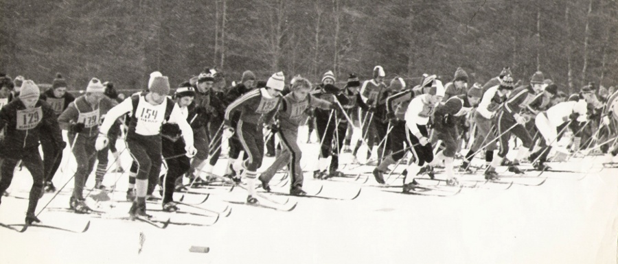 Uczestnicy Biegu Jaćwingów w 1980 roku.