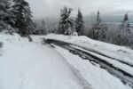 Na dojściu do szlaku kopny śnieg i ogromne tafle lodu