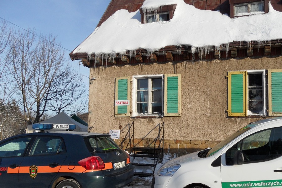 Szatnia w starym budynku obok schroniska Andrzejówka