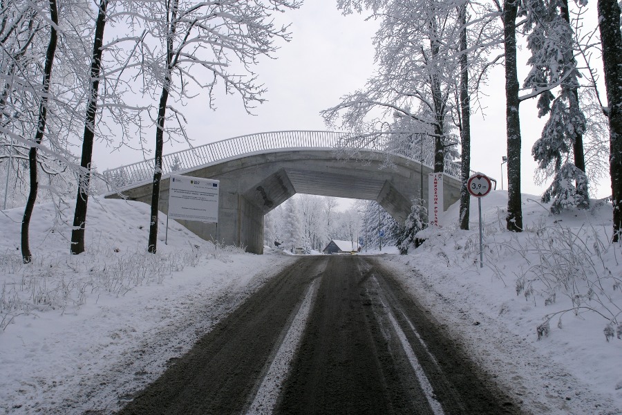 Przyjeżdżających na Jamrozową Polanę wita charakterystyczny mostek.