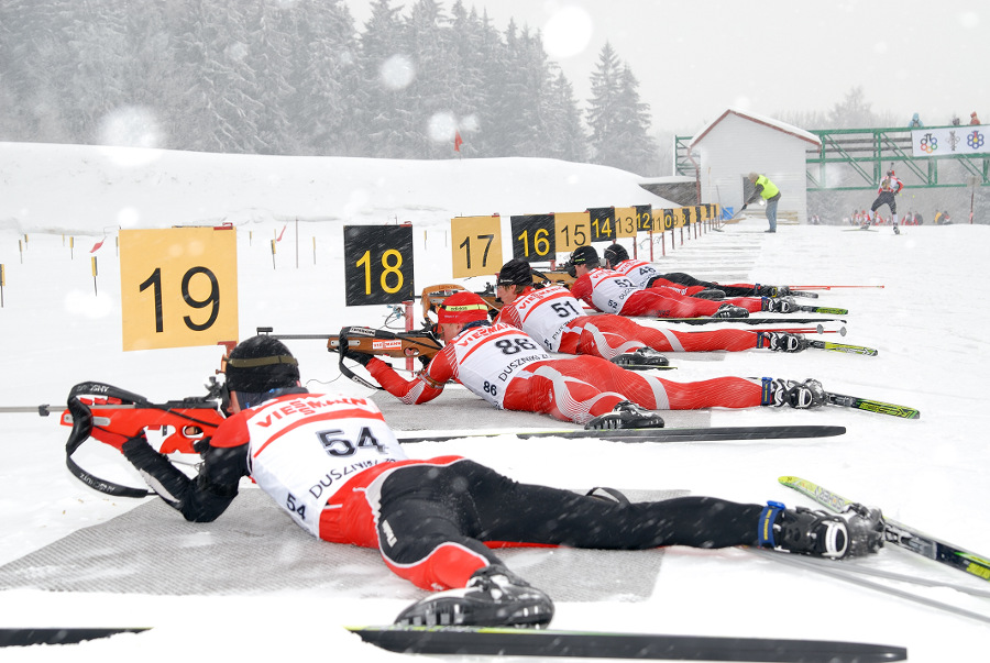 Zawody biathlonowe rozgrywane na Jamrozowej Polanie