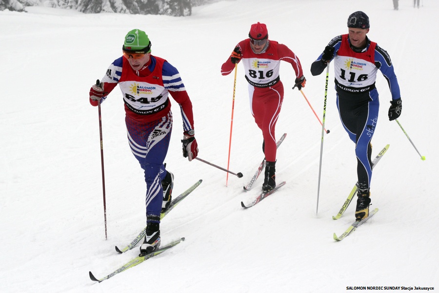 W biegu na 17 km stylem klasycznym - 17 lutego 2013 roku w Jakuszycach - Wojciech Smykowski (z lewej) wyprzedził na mecie Jakuba Mrozińskiego (z prawej) zaledwie o sekundę. W środku Andrzej Honczar.