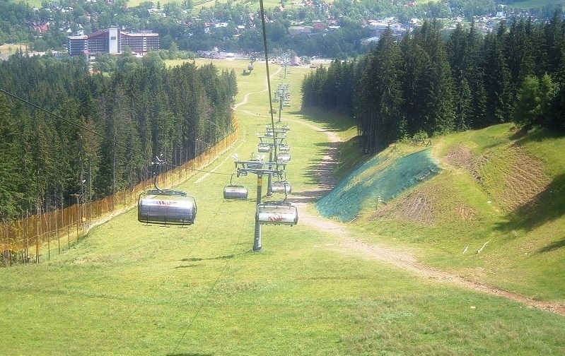 Kto jest szybszy? W Zakopanem wyścig narciarze vs. biegacze!