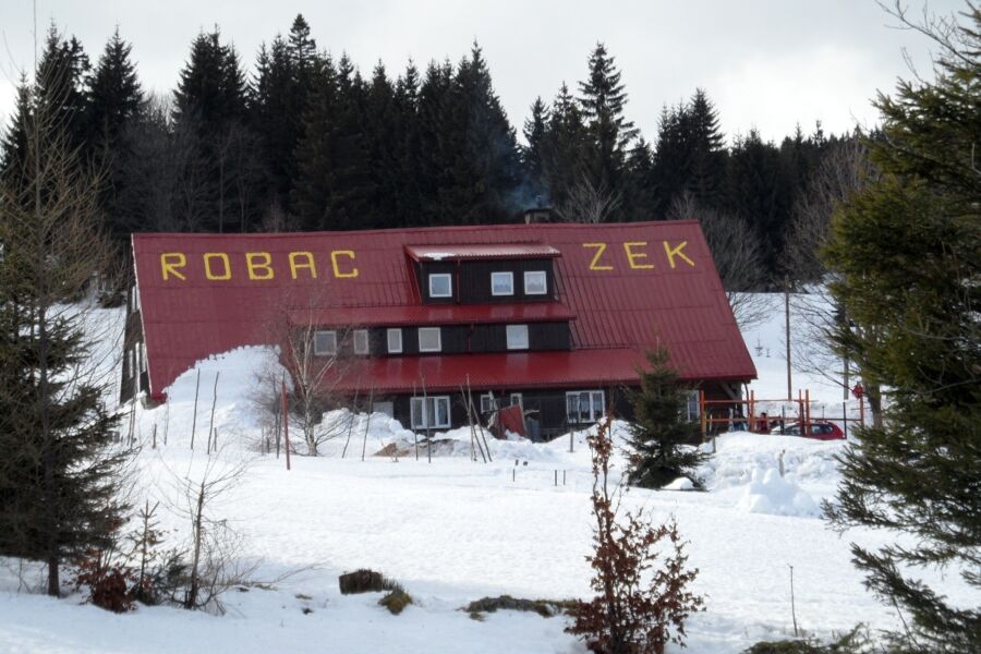 Nieczynny bufet w schronisku „Chatka Robaczka” w Górach Izerskich