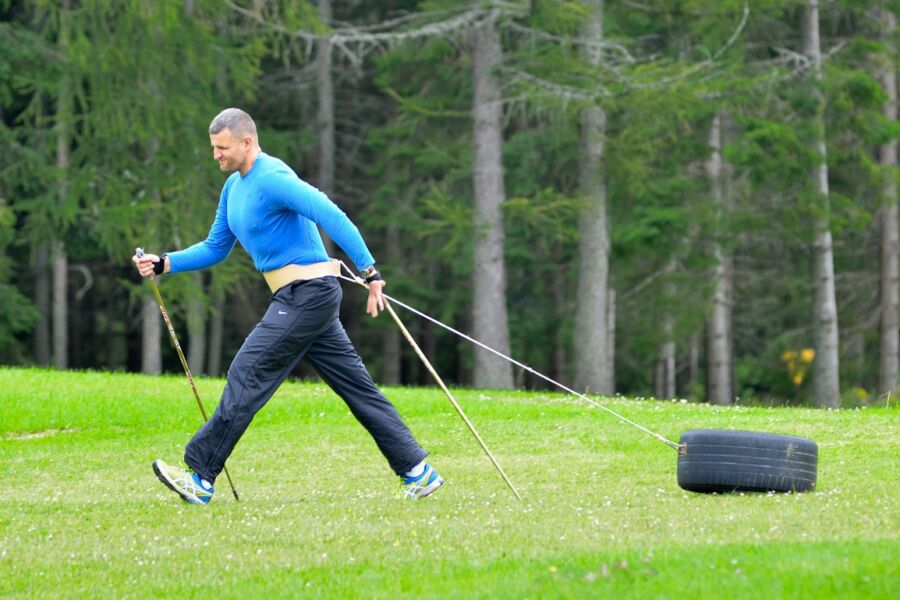 Trening nordic walking z oponą