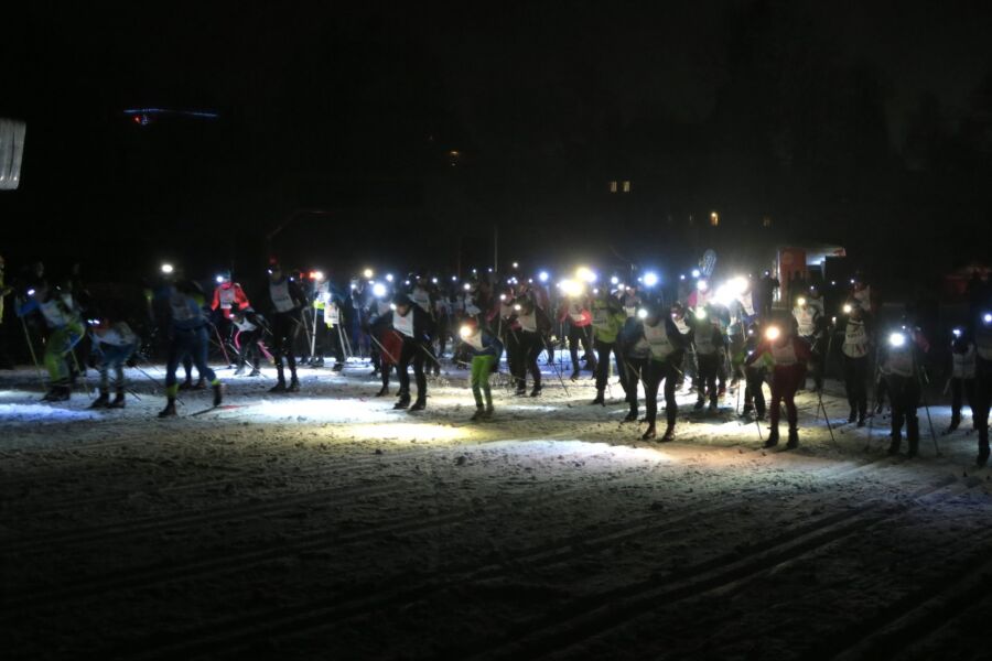 Wrażenia z nocnego wyścigu przy świetle setek lampek czołowych