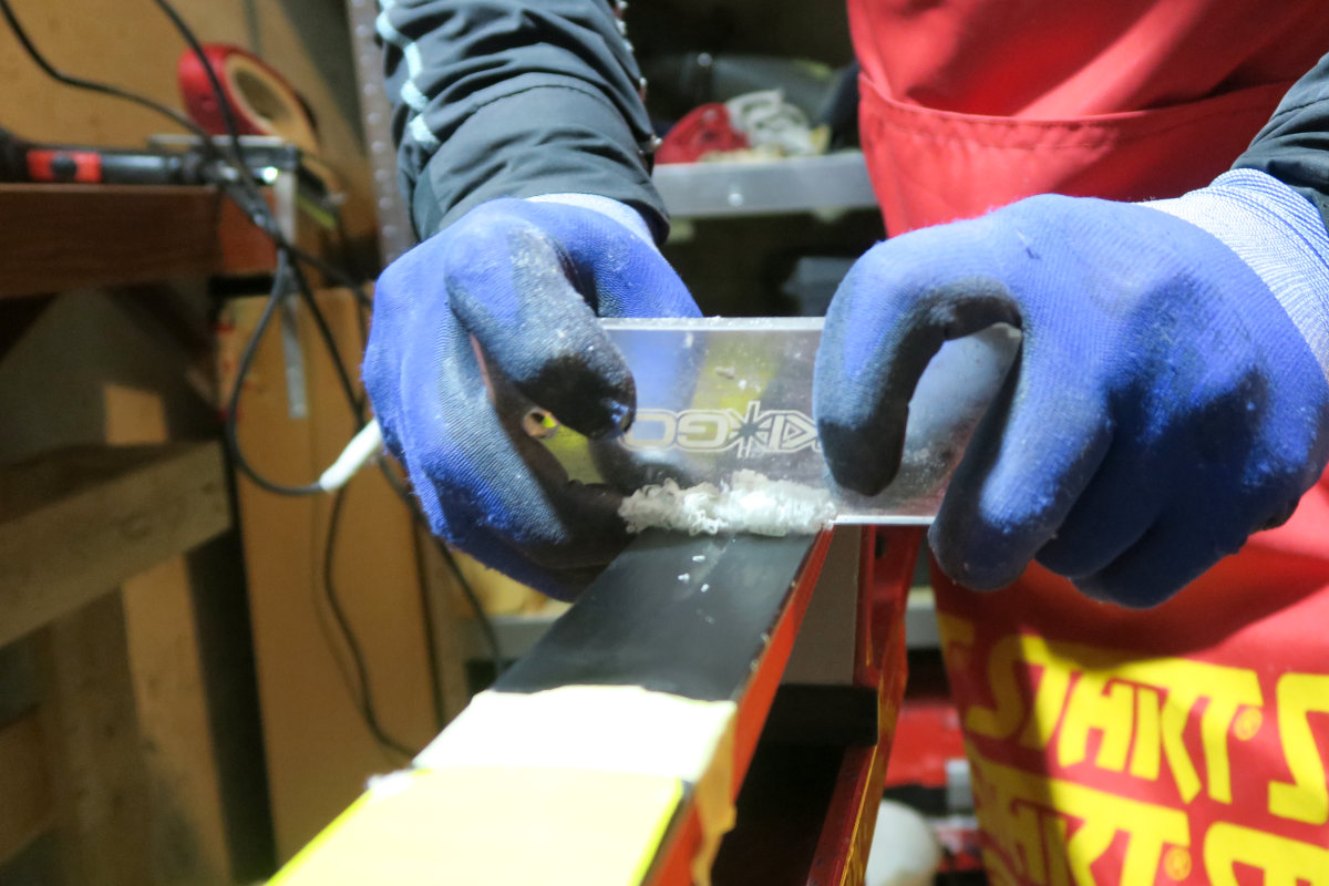 Smarowanie nart biegowych na gorąco - cyklinowanie